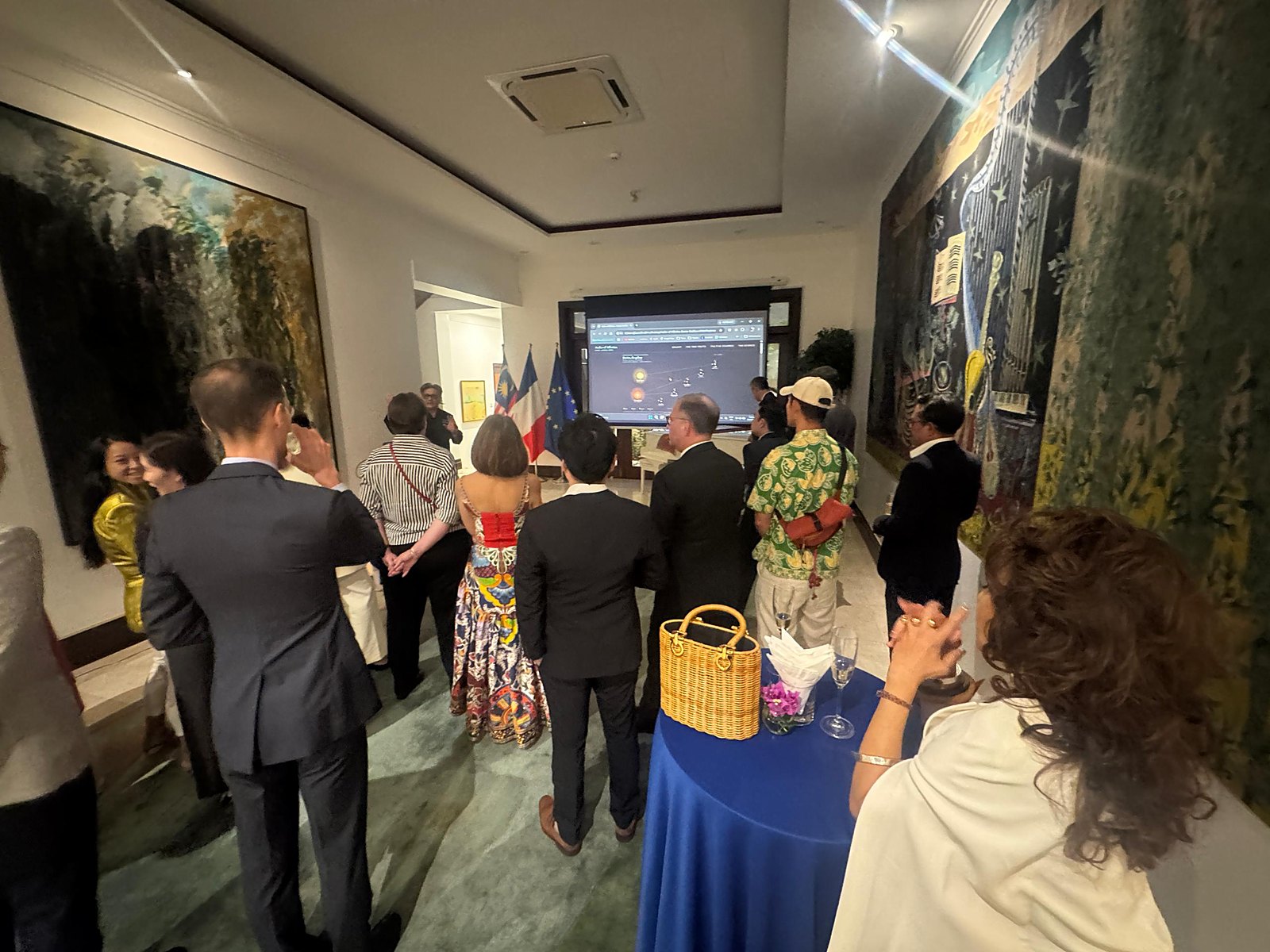 Chef James Won presenting the Atelier of Affinities galaxy at the Residence of France